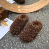 Chinelos femininos peludos espessos, de calçar, preguiçosos, quentes, para outono e inverno, meias-chinelos 2026, bico fechado, forrados com pelúcia, de sola plana para uso externo