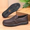 Zapatos Casuales de Cuero para Hombre de Primavera y Verano Zapatos Impermeables y a Prueba de Aceite Suela Suave Antideslizantes Zapatos de Trabajo Zapatos de Cuero para Trabajo en Hotel Agujeros para Hombre