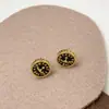 Pendientes Minimalistas Únicos y Sofisticados con un Diseño Sencillo y Versátil que Presentan Letras de Saturno y Formas Redondas