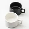 Juego de Tazas de Café de Cerámica con un Diseño de Lujo Ligero, Alto Valor Estético y Diseño Único para Uso Doméstico, Incluyendo una Taza con Asa Colgante y Platillo