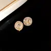 Brincos Redondos Exquisitos Cravejados com Diamantes Estilo Coreano Agulha de Prata, Luxo Leve, Sensação de Alto Padrão, Brincos Modernos e Elegantes com um Design Único