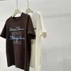 Camiseta de Manga Corta con Bordado de Letras Pesadas para Mujer, Elegante Color Café, Corte Holgado, Versátil Casual Base de Canalé Cepillado