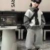 Conjunto Infantil para Meninos Primavera e Outono 2026 Novo Estiloso Camisa Xadrez, Colete de Tricô e Calça Jogger Conjunto de Três Peças Tendência