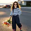Nova Coleção Outono 2026 para Meninas: Conjunto de Duas Peças para Crianças: Cardigan de Tricô, Suéter Listrado e Calça Jeans Lisa