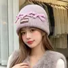 Gorro de punto de estilo coreano inspirado en la dopamina con un lazo, diseñado para mujeres, que proporciona calor y protección para los oídos en otoño e invierno, y favorece el rostro; un sombrero pequeño y elegante para estudiantes
