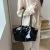 Bolso de Mano Cruzado de Moda Estilo Coreano, Bolso Cubo para Mujer, Nuevo Modelo Primavera 2026 con Decoración de Correa, Bolso de Hombro, Bolso de Axila para Viajes