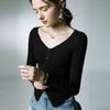 Top chic de nicho con cuello en V, diseño plisado, estilo extranjero, camisa pequeña nueva de otoño, camiseta base ajustada adelgazante