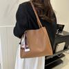 Bolsa Feminina de Grande Capacidade 2026 Novo Modelo Bolsa de Ombro de Nicho com Toque e Textura de Alto Padrão para Aula e Deslocamento Bolsa Tote Atacado