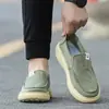 Zapatos de Tela para Hombre 2026 Nuevos de Verano Slip-On Zapatos Perezosos Simples Ligeros Casuales Suela Suave Zapatos de Tela de Seda de Hielo para Hombre