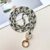 Modelo Nuevo Más Vendido Cadena Cruzada de Mariposa con Hebilla Redonda Totalmente Incrustada de Diamantes, Se Puede Usar como una Cadena de Cuello de Moda con Diamantes Brillantes, Disponible en Estilos Largo y Corto, Cadena Multifuncional