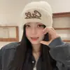 Gorro de Punto Bordado con Letra Estilo Coreano Ins para Mujer, Nuevo Otoño e Invierno Cálido Versátil Protector de Orejas de Lana para Circunferencia de Cabeza Grande