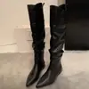 Botas Femininas Pontudas com Babados Empilhadas 2026 Temperamento Novo Estilo Aumento de Altura Emagrecimento Versátil Acima do Joelho Botas Western Cowboy