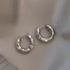 Brincos Dourados com Textura Enrugada, Luxo Leve, Sensação de Alto Padrão, Brincos Simples de Outono e Inverno, Focados no Design, Moda de Nicho, Argolas Lisas