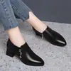 Sapatos Femininos de Salto Baixo com Decote Profundo, Novo Estilo Outono 2026, Sapatos de Couro Confortáveis e Versáteis de Salto Médio para Mães de Meia-Idade
