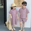 Roupas de Irmão e Irmã Verão Novo Estilo Coreano Vestido Listrado Sem Manga para Meninas Conjunto Elegante de Duas Peças com Manga Curta para Meninos Tendência