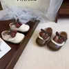 Zapatos de paseo para niños pequeños con decoración de colgante de felpa de cereza de dibujos animados, elegantes y lindos, zapatos pequeños de cuero para niñas, primavera y otoño 2026