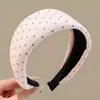 Nueva diadema de ala ancha 2026 para mujer, diseñada para levantar la línea del cabello y mantener el cabello en su lugar mientras te lavas la cara, con un estilo retro adecuado para otoño e invierno, y ofreciendo un aspecto sofisticado
