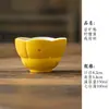 Juego de té de cerámica amarillo limón con detalles dorados, que incluye una taza con tapa, tetera, taza de maestro, taza de degustación, taza de té, soporte para tetera, posavasos y taza de equidad
