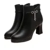 Botines de Mujer para Otoño/Invierno 2026 con Tacón Alto y Pedrería Piel Suave Antideslizantes Con Forro de Terciopelo Calientes Para Madres de Mediana Edad Tacón Grueso Botas de Cuero y Algodón