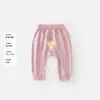 Pantalones de algodón holgados con estampado de dibujos animados para bebé y puños elásticos, adecuados para primavera y otoño, para usar en interiores y exteriores