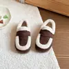 Zapatos de algodón forrados de felpa para niña, nueva colección otoño/invierno 2026, zapatos cálidos y esponjosos para niños, zapatos versátiles para bebé, zapatos estilo Birkenstock y zapatos sin cordones