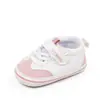 Fornecimento direto da fábrica outono novo versão coreana de bebê masculino e feminino para interior anti-chute sola macia confortável sapatos de criança sapatos de velcro