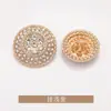 Chapéu de palha totalmente bordado à mão com diamantes, botões de casaco estilo pequeno Chanel, Roupas, jaqueta corta-vento, suéter, malha, botões de metal
