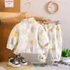Moda Outono 2025 Elegante e Bonito para Crianças Pequenas e Médias, Conjunto Manchadinho de Manga Longa, Conjunto de Três Peças da Moda e Legal para Meninos na Primavera e Outono