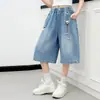Shorts de Verano para Niñas 2026 Nuevo Estilo Shorts hasta la Rodilla para Niños Mayores, Estilo Delgado de Verano con Detalles Plateados y Shorts de Mezclilla Desgastados