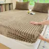 Falda de Cama de Felpa de Leche Pieza Única Más Terciopelo Grueso Peso Alto Color Sólido Estilo Ins Falda de Cama Rayada Juego de Tres Piezas Ropa de Cama