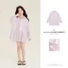 Conjunto de Verão 2026 Amybaby para Meninas Novo Design Simples Roupas com Proteção Solar Camisa Fina Shorts Largos