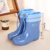 Zapatos de agua altos y modernos, botas de lluvia, botas impermeables cortas hasta la mitad de la pantorrilla, antideslizantes, resistentes al desgaste, zapatos de goma para cocina, botas de lluvia cálidas para mujer
