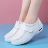 Zapatos Blancos de Velcro para Enfermeras Transpirables y Cómodos con Amortiguación de Aire Calzado Médico para Hospitales y Salones de Belleza Zapatos de Trabajo Antideslizantes Venta al por Mayor