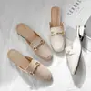 Chinelos de Couro Genuíno Femininos para Uso Externo 2025 Novos Planos Preguiçosos Masculinos Meio Chinelo Sapatos de Verão Femininos Sapatos de Primavera e Outono Femininos