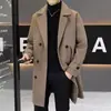 Nuevo Gabardina Casual Simple para Hombre de Longitud Media Color Camello Otoño 2025, Corte Ajustado, Doble Botonadura, Estilo Británico Juvenil