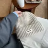 Gorro de Lana Tejido Azul para Mujer Otoño e Invierno 2025 Circunferencia de Cabeza Grande Gorro Versátil que Muestra la Cara Pequeño Cálido Gorro Protector para Orejas