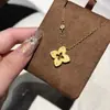 Libro Rojo Pequeño Explosiones Tela Cepillada Tela Viento Flor de Cuatro Hojas Collar Nuevo para Mujer Industria Pesada Hueco Microincrustado Flor de Cuatro Hojas Cadena para Clavícula