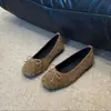 Sapatos rasos femininos de outono 2026, estilo coreano, com estampa de bolinhas, sola macia, bico fino, novos e modernos, versáteis para o trabalho e para combinar com saias