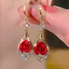 Agulha de prata S925, pérola perfumada, assimétricos, brincos de estilo natural para mulheres, com um design único e elegante, versáteis e simples, apresentando um pingente em forma de coração