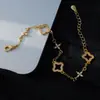 Pulsera de Trébol de Cuatro Hojas con Diamantes Completos Estilo Francés Retro de Lujo Ligero para Mujer con Estilo Fresco Textura Súper Brillante Joyería de Gama Alta Venta al por Mayor