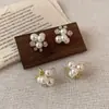 Pendientes de Nicho de Nuevo Estilo con un Ambiente de Alta Gama y Minimalista, con Diamantes y Perlas en un Diseño de Flor, Pequeños, Sencillos, Modernos y Versátiles