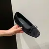 Nueva colección de otoño 2026 estilo coreano: Zapatos planos de terciopelo elegantes y versátiles para mujer, con punta poco profunda, suela suave y adecuados tanto para el trabajo como para uso casual.