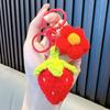 Llavero de fresa de lana tejido a mano, accesorio de flores tejidas, llavero colgante para bolso, pequeño regalo al por mayor