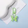 Llavero colgante de resina de color caramelo simulación de mariposa DIY accesorio de llave con cuentas de dibujos animados decoración creativa para bolsa