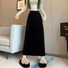 Foto real da saia bodycon A-line de veludo dourado, cintura elástica, fluida, comprimento médio, fenda traseira, barra franzida, Coleção Outono/Inverno 2026