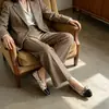 Sapatos Mary Jane de salto grosso para combinar com saias, novo estilo de verão 2026, versáteis e elegantes, sapatos baixos de bolinhas inspirados na Chanel para mulheres