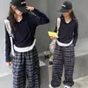 Conjunto de Moletom com Capuz e Calça Xadrez Falso Duas Peças para Meninas Conjunto de Duas Peças 2026 Primavera/Outono Estilo Coreano Conjunto Casual Estiloso para Crianças