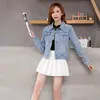 Foto real de una chaqueta vaquera de color liso para mujer, con corte holgado, diseño versátil, mangas largas y estilo corto, adecuada para primavera y otoño