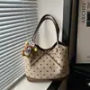 Bolso retro de lunares para mujer, nuevo bolso de hombro casual para el otoño/invierno 2026, gran capacidad, bolso tote versátil