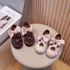 Zapatos de Cuero Estilo Coreano para Niñas 2026 Modelo Nuevo de Primavera Lazo Cruzado Terciopelo Estilo Princesa Suela Blanda Zapatos de Moda